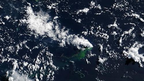 Ảnh vệ tinh MODIS của NASA chụp ngày 15/5 cho thấy đá bọt nổi và vùng nước xanh ngả màu kéo dài về phía tây nam từ điểm phun trào, trong khi cột khói trắng trôi về phía tây. (Ảnh: NASA)