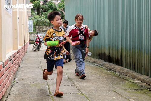 Mỗi bữa cơm được chuẩn bị với ba món mặn cùng canh rau nóng hổi. 