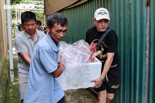 Những chuyến xe nghĩa tình vẫn nối nhau hướng về vùng lũ. Ngay sau khi hay tin Mường Than chịu thiệt hại nặng nề, nhóm thiện nguyện Thiện Tâm Nhân đã khẩn trương phát động quyên góp. Theo anh Thế Anh, Trưởng nhóm, chỉ trong thời gian ngắn, các thành viên và những nhà hảo tâm đã chung tay đóng góp hơn 140 triệu đồng để hỗ trợ người dân.