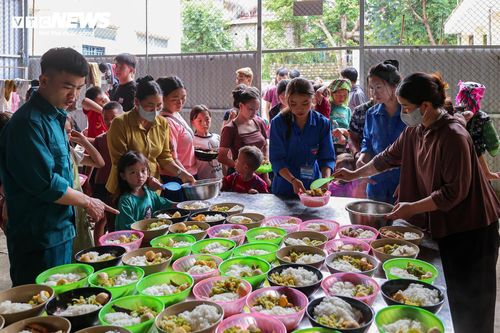 Song song với công tác cứu trợ, chính quyền địa phương cũng linh hoạt điều phối lực lượng, phân công các đơn vị luân phiên đảm nhận công tác hậu cần, đồng thời phối hợp chặt chẽ với các đoàn thiện nguyện đăng ký hỗ trợ nấu ăn, góp phần duy trì hoạt động cứu trợ liên tục trong suốt thời gian người dân phải sơ tán.