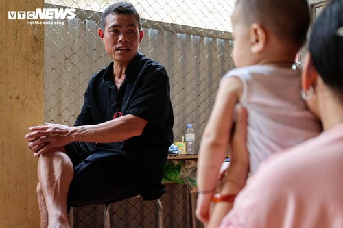 Ngồi trong lớp học được trưng dụng làm nơi tạm cư, anh Lò Văn Cáy, người dân bản Noong Thăng, vẫn chưa nguôi ám ảnh về đêm lũ quét. Chỉ trong ít phút, nước từ sườn núi đổ xuống cuốn phăng chuồng trại, vùi lấp nhà cửa, buộc vợ chồng anh ôm các con tháo chạy, bỏ lại toàn bộ tài sản phía sau.