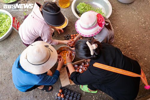 Giữa không khí tất bật của khu bếp, những đôi tay vốn quen cầm phấn trắng nay thoăn thoắt vo gạo, nhặt rau, chia từng suất cơm. Cô Nguyễn Hải Yến, giáo viên Trường Tiểu học số 2 Tân Uyên, cho biết bếp ăn đã đỏ lửa suốt nhiều ngày qua. Để không ảnh hưởng đến công tác giảng dạy, mỗi ngày các trường luân phiên cử 6-7 giáo viên tham gia công tác hậu cần, cùng nhau chuẩn bị từng bữa ăn cho người dân vùng lũ.