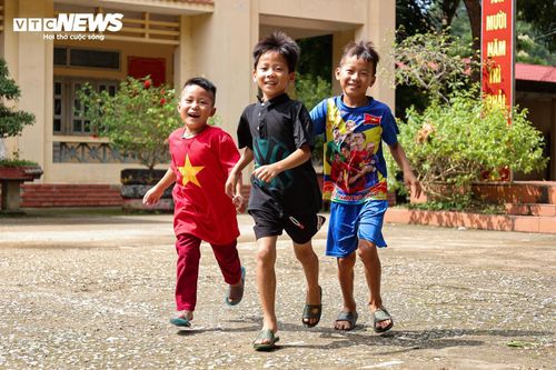 Nhờ sự chung tay của chính quyền, lực lượng chức năng, các nhà hảo tâm và những đoàn thiện nguyện từ nhiều nơi, cuộc sống tại khu tạm cư từng bước ổn định. Nhưng điều người dân mong mỏi nhất vẫn là nước nhanh rút để được trở về bản làng, gây dựng lại cuộc sống trên mảnh đất đã gắn bó bao đời.