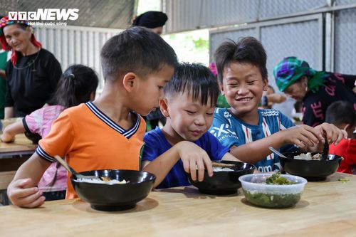 Những bộ bàn ghế học sinh ghép lại thành bàn ăn tập thể, nơi hàng trăm người quây quần bên nhau trong những ngày khó khăn.