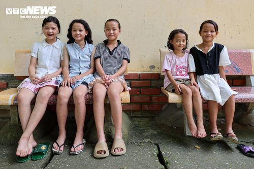 Sau những giờ đầu đầy xáo trộn và lo lắng, nhịp sống tại khu tạm cư dần đi vào ổn định. Dẫu còn nhiều nỗi canh cánh về ngôi nhà và tài sản để lại phía sau, người dân vẫn cố gắng thích nghi với cuộc sống mới trong sự sẻ chia của chính quyền và cộng đồng.