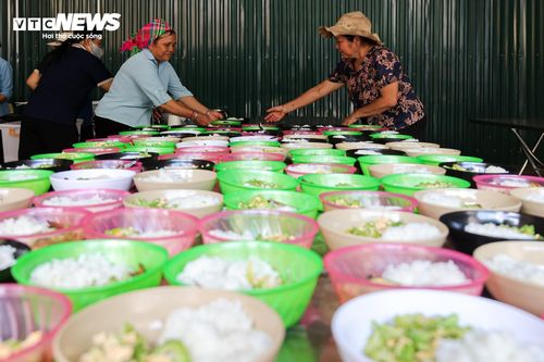 Theo phương châm “4 tại chỗ”, toàn bộ lương thực, thực phẩm, quần áo và nhu yếu phẩm do các tổ chức, cá nhân hỗ trợ đều được tiếp nhận, quản lý và phân bổ công khai, minh bạch đến từng hộ dân. Trong những ngày cao điểm, bếp ăn tập trung phục vụ khoảng 2.000 suất ăn mỗi ngày với sự chung sức của cán bộ, giáo viên, người dân địa phương cùng các đoàn thiện nguyện, bảo đảm mọi người dân sơ tán đều có bữa ăn đầy đủ và an toàn.