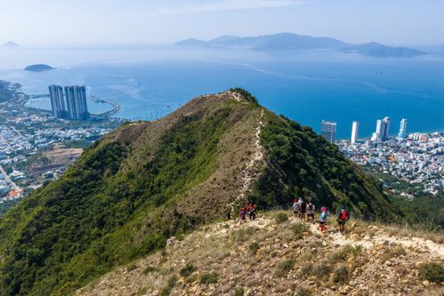 Từ núi Cô Tiên, các runner cảm nhận phố biển Nha Trang với một góc nhìn khác biệt. (Ảnh: N.H)
