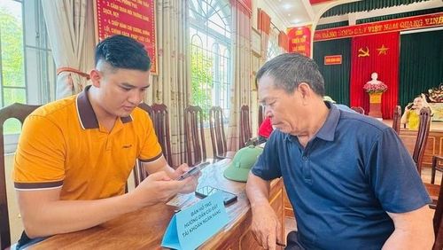 Tổ chuyển đổi số cộng đồng tại xã Tam Hưng hướng dẫn người dân cài đặt các ứng dụng trên điện thoại để giao dịch điện tử tiện lợi, an toàn. Ảnh: Ánh Ngọc