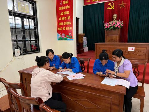 Đoàn viên, thanh niên tận tình hỗ trợ người dân kiểm tra giấy tờ, kê khai thông tin phục vụ hoàn thiện hồ sơ địa chính. Ảnh: PV