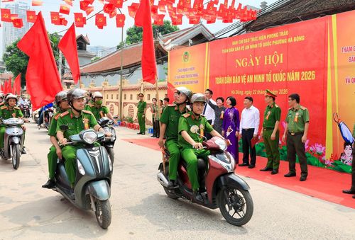 Lực lượng công an cùng các tổ chức, đoàn thể và nhân dân phường Hà Đông diễu hành hưởng ứng ngày hội. Ảnh: Quang Thái