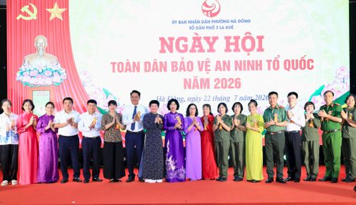 Các đại biểu chụp ảnh lưu niệm tại ngày hội. Ảnh: Quang Thái