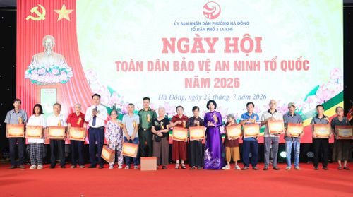 Các đồng chí lãnh đạo thành phố Hà Nội, phường Hà Đông tặng quà tới các gia đình có hoàn cảnh khó khăn. Ảnh: Quang Thái