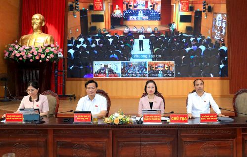 Chủ tọa buổi tiếp xúc cử tri. Ảnh: Ngọc Tú 
