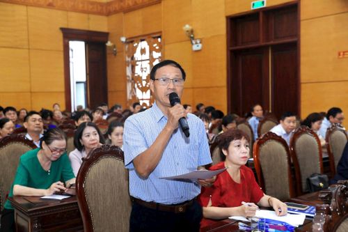 Cử tri phường Tây Hồ phát biểu. Ảnh: Ngọc Tú 