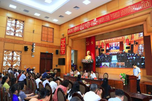 Quang cảnh buổi tiếp xúc cử tri. Ảnh: Ngọc Tú 
