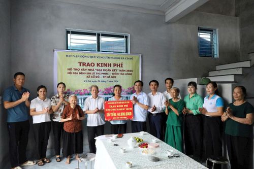 Ủy ban MTTQ Việt Nam xã Cổ Đô trao kinh phí hỗ trợ đến gia đình bà Lê Thị Phúc. Ảnh: Hồng Đạt