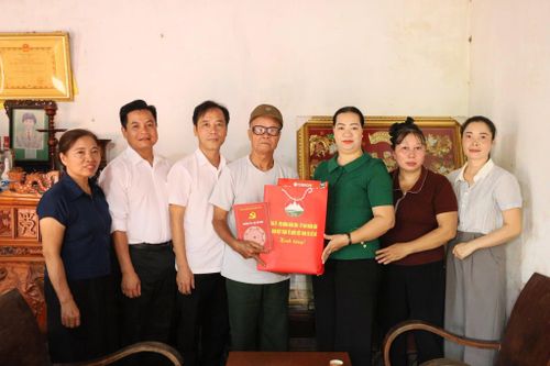 Lãnh đạo xã Cổ Đô thăm hỏi, động viên các gia đình chính sách tại thôn Tân Phong. Ảnh: Hồng Đạt