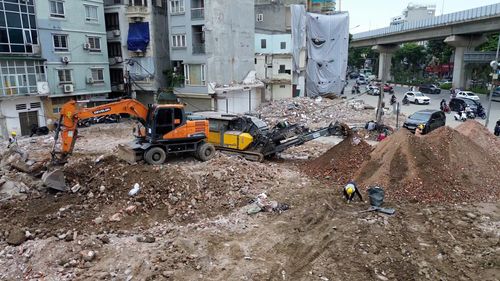 Hệ thống nghiền chất thải xây dựng được lắp đặt di động tại công trường thi công đường Vành đai 2,5. Ảnh: Hoàng Sơn