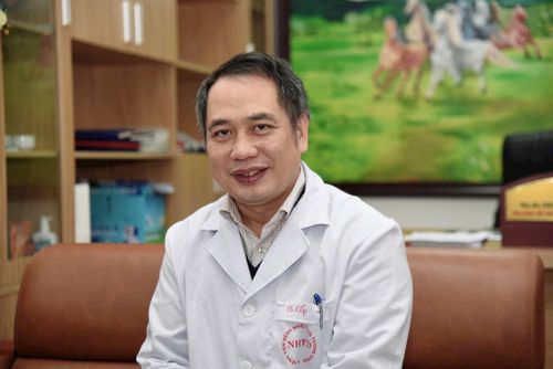 Bác sĩ Nguyễn Trung Cấp cho rằng AI chỉ nên là công cụ tham khảo, người bệnh không nên đánh cược sức khỏe vào những câu trả lời do AI tạo ra. Ảnh: NVCC