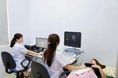 Thăm khám trực tiếp vẫn là cơ sở quan trọng để bác sĩ chẩn đoán và đưa ra phác đồ điều trị phù hợp cho người bệnh. Ảnh: Mai Khôi
