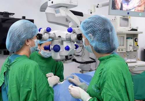Việc ứng dụng trang thiết bị hiện đại giúp ca ghép giác mạc thành công. Ảnh: BVCC