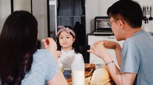 Nhiều bậc phụ huynh cho rằng đáp ứng mọi mong muốn của con là cách thể hiện tình yêu. Ảnh minh họa
