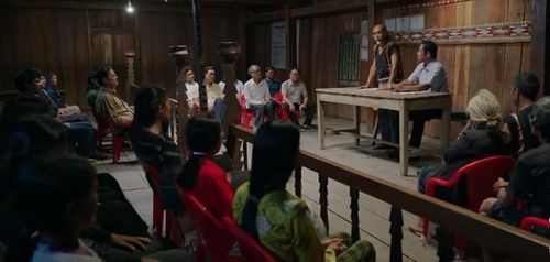 Tại cuộc họp về việc đưa điện về làng. Ảnh VTV