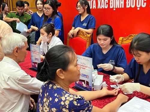 Được đồng hành hỗ trợ chăm sóc sức khỏe người dân, thân nhân liệt sĩ trên mọi miền đất nước trong "Chiến dịch 500 ngày đêm" là niềm vinh dự lớn đối với các chuyên viên y tế trẻ. Ảnh: H.Khánh