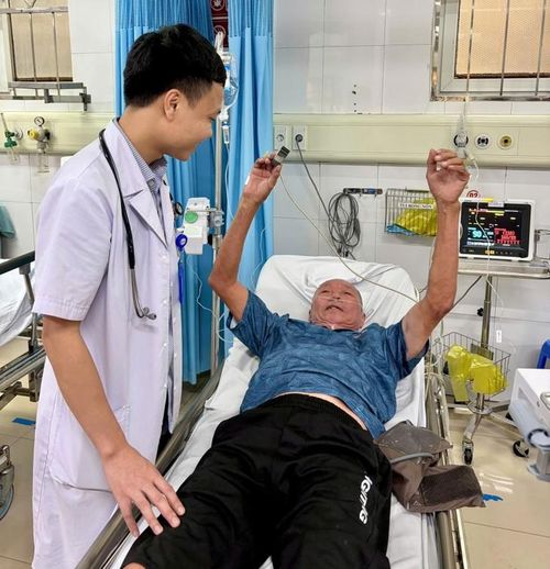 Bệnh nhân được điều trị bằng thuốc tiêu sợi huyết đường tĩnh mạch trong 'giờ vàng'. Ảnh: BVCC