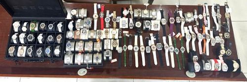 Số đồng hồ giả mạo nhãn hiệu nổi tiếng trên thế giới bị lực lượng chức năng thu giữ. Ảnh: Cơ quan công an.
