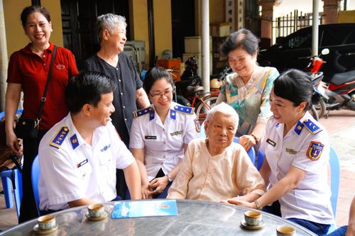 Đoàn Cảnh sát biển Việt Nam do Đại tá Nguyễn Văn Hiển - Phó Chủ nhiệm Chính trị Cảnh sát biển dẫn đoàn đến thăm và tặng quà mẹ Việt Nam anh hùng Trần Thị Bệ ngày 21/7/2026. Ảnh: ML