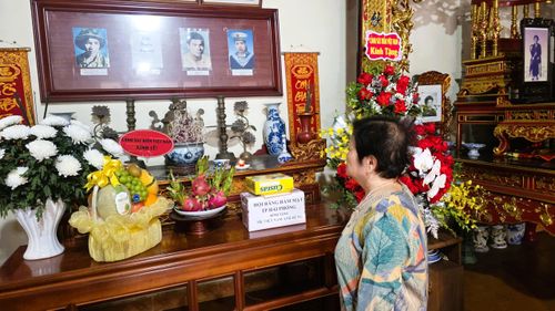 Người con dâu cả của mẹ Trần Thị Bệ hàng ngày sang chăm sóc mẹ Bệ và cùng các em chăm lo thờ cúng của gia đình. Ảnh: ML