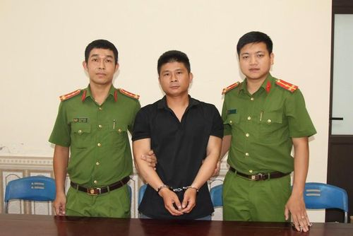 Đối tượng Quang Bính Tài tại cơ quan công an. Ảnh: Công an cung cấp.