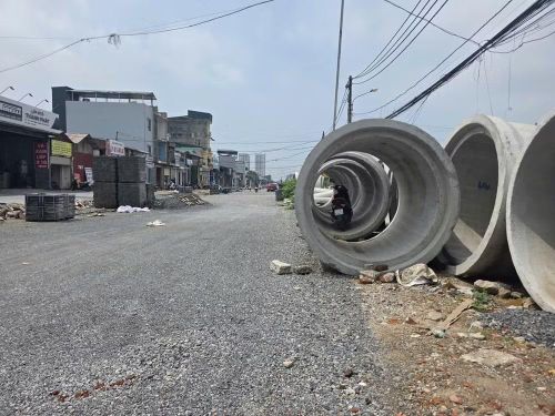 Những khối bê tông, ống cống thoát nước xếp ngổn ngang dọc tuyến đường