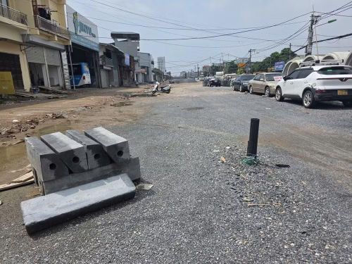 Một chiếc cọc mọc ngay giữa đường như bẫy người qua đường