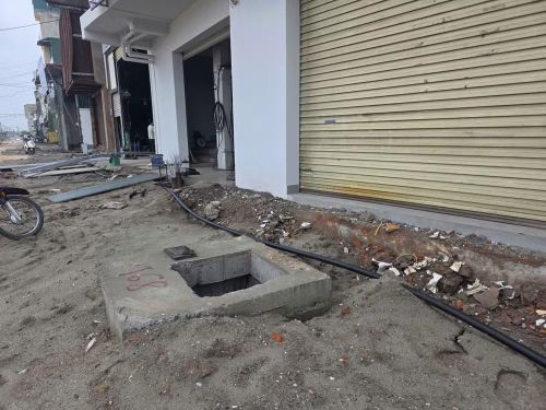 Đơn vị thi công thì cẩu thả, thiếu các biện pháp đảm bảo an toàn. Những hố ga sâu hoắm ngay trước cửa nhà dân nhưng lại không được che đậy để đảm bảo an toàn