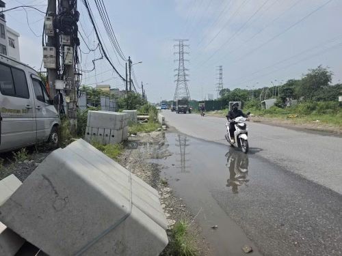 Những khối bê tông xếp ngay lề đường Tam Trinh trong khi đây là tuyến đường có lưu lượng phương tiện giao thông rất cao