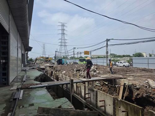 Hàng loạt hộ dân không có lối vào nhà phải bắc cầu đi lại hàng ngày