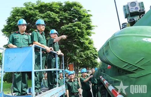 Tốc độ trên đường nhựa của XTC-03 theo ước tính là 85 km/h, và 10 km/h khi lội qua chướng ngại vật nước. Kíp lái gồm 3 người, 8 lính bộ binh cơ giới ra vào khoang chở quân qua các cửa sập phía sau. Tổng trọng lượng chiến đấu là 16 tấn.