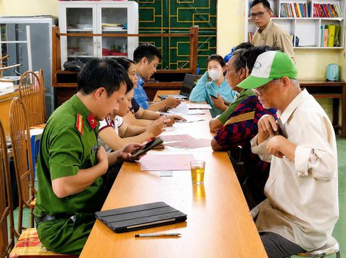 Lực lượng chức năng các phường trên địa bàn Hà Nội luôn hỗ trợ người dân cập nhật thông tin, dữ liệu đất đai.
