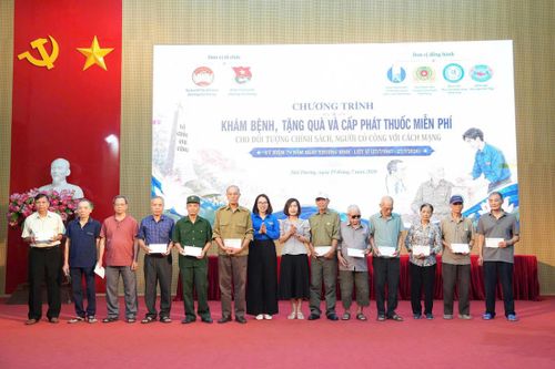 Thành Đoàn Hải Phòng phối hợp với các đơn vị tổ chức khám bệnh, tặng quà và phát thuốc miễn phí cho các đối tượng chính sách, người có công với cách mạng. Ảnh: HP.
