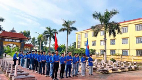 Tại 100% đền, đài tưởng niệm, nghĩa trang liệt sĩ, các cấp bộ Đoàn đồng loạt ra quân vệ sinh môi trường, chỉnh trang khuôn viên và dâng hương tưởng niệm. Ảnh: HP.