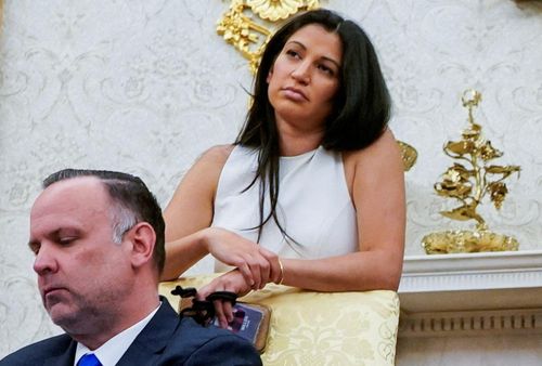  Katie Miller, vợ của Phó Chánh Văn phòng Nhà Trắng phụ trách chính sách Stephen Miller tại Nhà Trắng vào tháng 5/2025. Ảnh: Reuters. 