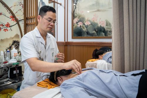  Theo thạc sĩ, bác sĩ Hoàng Duy Luân, khoa Y học Cổ truyền, để đạt hiệu quả tối ưu, bác sĩ phối hợp nhiều kỹ thuật trong một buổi điều trị như chiếu hồng ngoại, ôn châm (cứu ngải), xoa bóp - bấm huyệt, sóng xung kích, châm cứu và giác hơi. 
