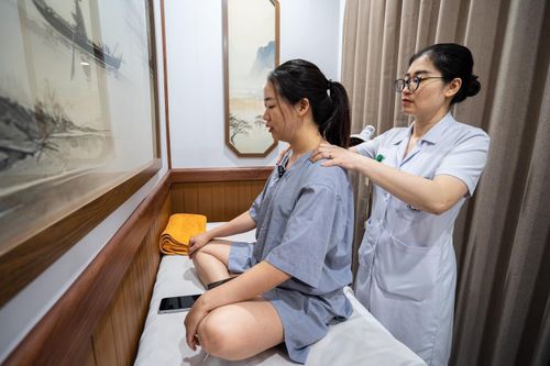  Chị Hoa (32 tuổi, nhân viên văn phòng) là một trong số đó. Ban đầu, những cơn đau âm ỉ ở vùng chẩm gáy chỉ xuất hiện sau giờ làm việc khiến chị nghĩ mình bị mỏi cơ thông thường. Thế nhưng theo thời gian, cơn đau lan lên nửa sau đầu, kèm theo tê tay, tê chân, ảnh hưởng rõ rệt đến sinh hoạt và công việc. 