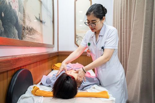  Bác sĩ chuyên khoa II Nguyễn Minh Trang, Quyền Trưởng khoa Y học cổ truyền, cho biết nếu trước đây khoa chủ yếu điều trị cho người trung niên và cao tuổi thì hiện nay nhóm dưới 35 tuổi chiếm tỷ lệ rất lớn. Trung bình mỗi ngày, khoa tiếp nhận khoảng 10 bệnh nhân ngoại trú điều trị đau cổ vai gáy thì có 5-6 người dưới 35 tuổi. 