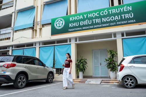  Trước khi rời phòng điều trị, chị Hoa khẽ xoay cổ và cho biết cảm giác nặng nề ở vùng vai gáy đã nhẹ đi rõ rệt. "Sau 2 tuần điều trị, cơn đau của tôi giảm khoảng 70%. Tình trạng tê mỏi cũng đỡ hẳn, cổ xoay, cúi hay ngửa đều linh hoạt hơn trước. Tôi sẽ tiếp tục tập luyện, duy trì các bài tập theo hướng dẫn của bác sĩ và tái khám đúng hẹn để hạn chế cơn đau tái phát", chị chia sẻ. 