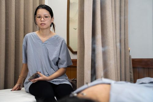  Không riêng chị Hoa, Bùi Hiền (24 tuổi) cũng rơi vào tình trạng tương tự sau thời gian hoàn thành đồ án tốt nghiệp ngành thiết kế đồ họa. Có những ngày, Hiền ngồi trước máy tính tới 16 giờ. Ban đầu chỉ đau mỏi vùng vai khi lái xe, sau đó xuất hiện các cơn co giật cơ và được chẩn đoán mắc hội chứng đau cổ vai gáy. Dù đã thử tập Pilates, các triệu chứng vẫn không cải thiện rõ rệt nên cô quyết định đến bệnh viện điều trị. 