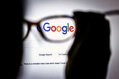 Google khiến nhiều website mất đi lượng lớn người truy cập. Ảnh: Bloomberg.