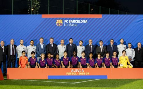  Yamal (thứ 4 từ trái sang) cùng U12 Barcelona dự giải trẻ ở Nhật Bản năm 2019. 
